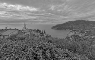Mar Mediterráneo y pueblo de Moneglia, Liguria, Italia